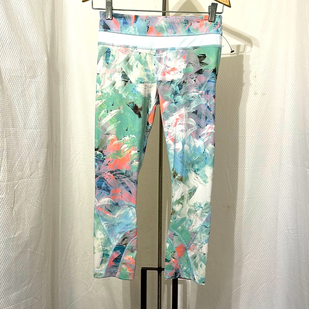 Lululemon crop leggings with 8” rise SZ 4